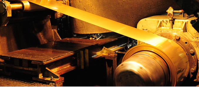 六段式冷精軋片機：將銅板壓縮成特定厚度。 